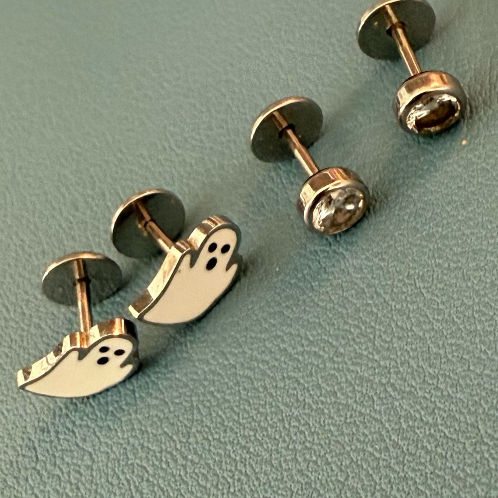 Comfy Earrings Ghost Silver Screw Flat Back Stud Earrings